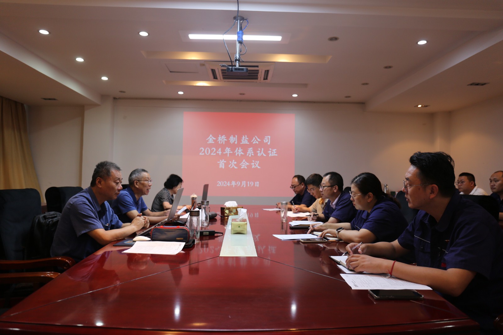 近日，金橋制鹽公司通過北京世標(biāo)認(rèn)證中心審核，給予食品安全管理體系、環(huán)境管理體系和職業(yè)健康安全管理體系認(rèn)證“保持認(rèn)證資格”的監(jiān)督審核結(jié)論，給予質(zhì)量管理體系認(rèn)證“再次注冊(cè)”的再認(rèn)證審核結(jié)論。通過審核，是對(duì)公司精細(xì)化管理成果的檢驗(yàn)，促進(jìn)公司內(nèi)控管理水平持續(xù)提升。（李曉月）
