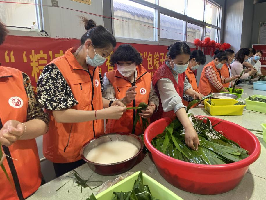 青口供電所黨支部聯(lián)合生產(chǎn)生活服務(wù)中心分會(huì)、黃沙坨社區(qū)，共同舉辦“悠悠艾草香 濃濃端午情”系列活動(dòng)。.png